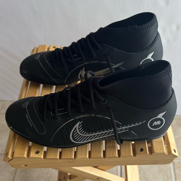 Excellent condition like new, mercurial superfly 8 club Nike soccer shoes - Picture 2 of 6